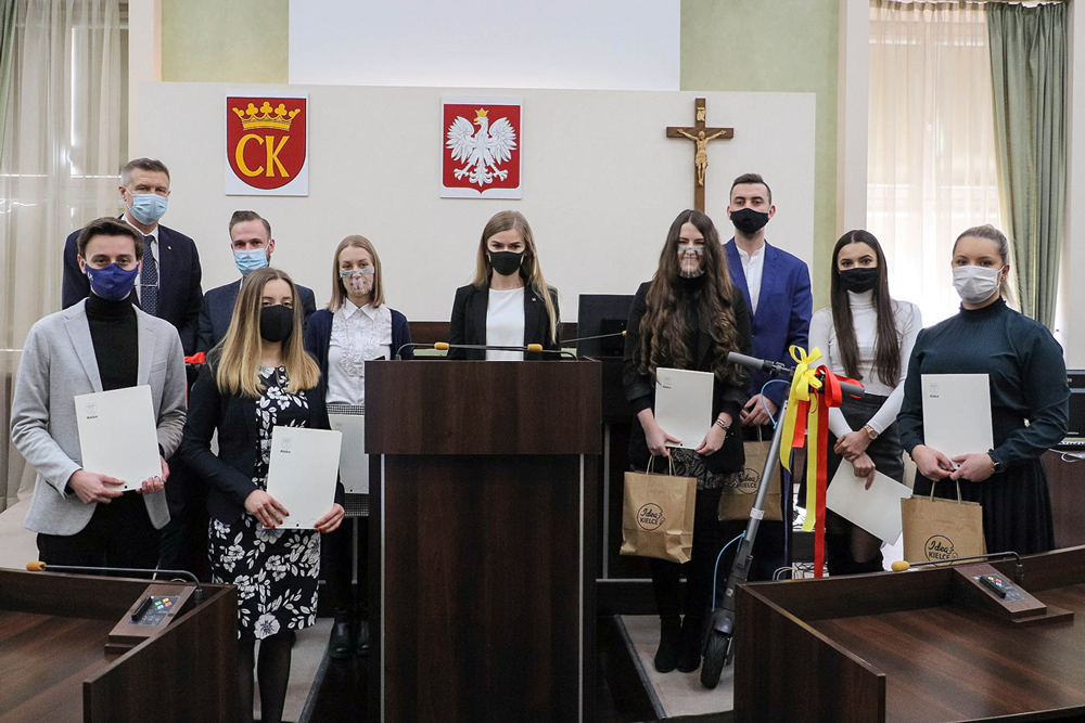 Młodzi naukowcy nagrodzeni Młodzi naukowcy nagrodzeni