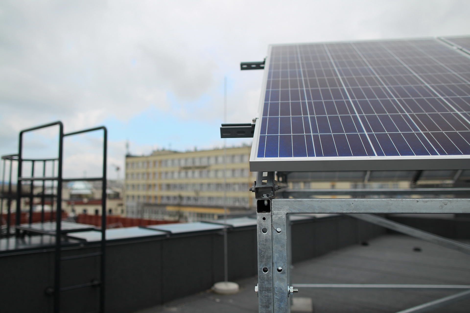 Optymalizacja wykorzystania instalacyjnego cienkowarstwowych paneli fotowoltaicznych